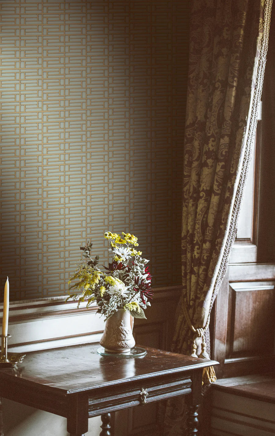 Papier: Lattice Maximal Wallpaper in Taupe