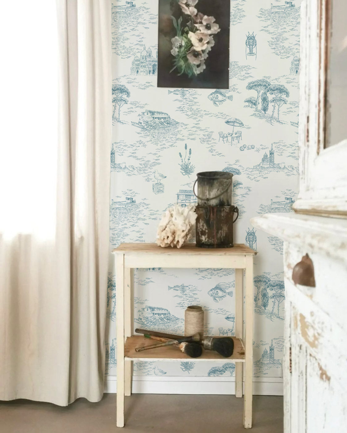 blue-toile-with-lobsters-marseille-install.jpg